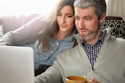 Почему девушки ищут мужчин старше себя?