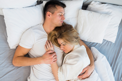 Отдельно или вместе: как должна спать пара, чтобы сохранить здоровье и отношения  